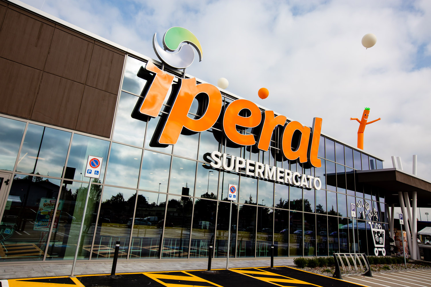 Supermercato Iperal ha centinaia di posti vacanti in tutti i settori.